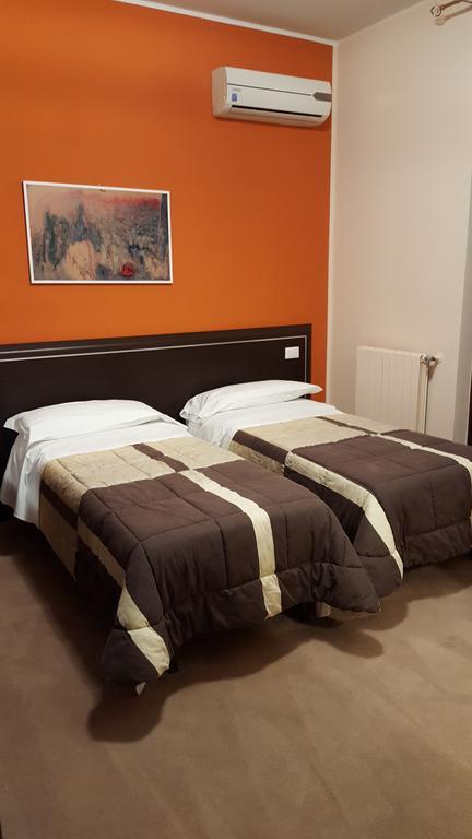 Azzano San Paolo B&B Bed& Fly - Mamma Mia חדר תמונה